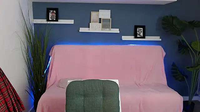 Snapshot of GoldenRose_ chatting on 10-11-25, 12:06 GoldenRose online show from 10-11-25, 12:06