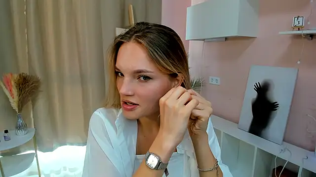 JulieLupo online show from 10-08-25, 06:15