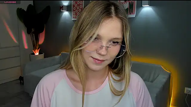 Snapshot of linakorvin chatting on 10-20-25, 01:33 linakorvin online show from 10-20-25, 01:33