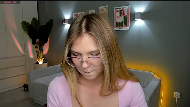 Snapshot of linakorvin chatting on 10-18-25, 01:35 linakorvin online show from 10-18-25, 01:35