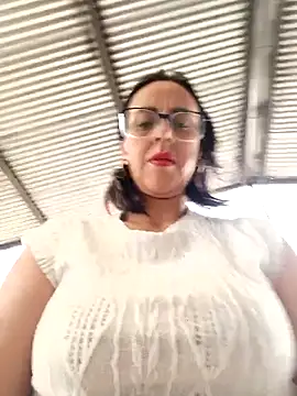 Snapshot of Jade_1-9 chatting on 06-12-26, 04:16 Jade 1-9 online show from 06-12-26, 04:16