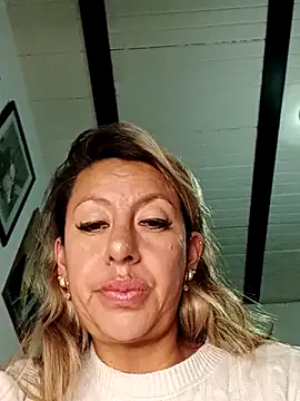 Snapshot of GisellTorres36 chatting on 06-10-26, 04:13 GisellTorres36 online show from 06-10-26, 04:13