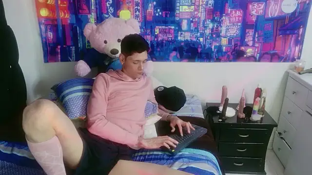 Tyler cat online show from 12-20-25, 02:36