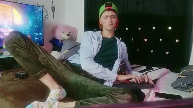 Tyler cat online show from 12-01-25, 01:28