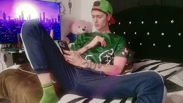 Tyler cat online show from 11-30-25, 02:01