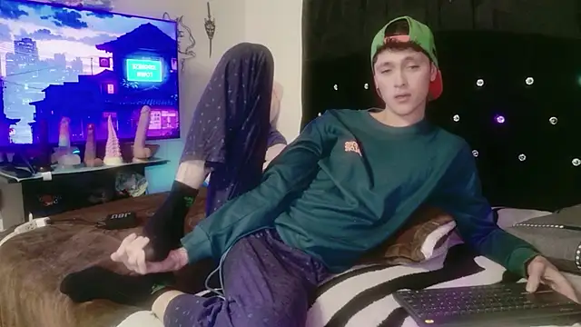 Tyler cat online show from 11-28-25, 01:17