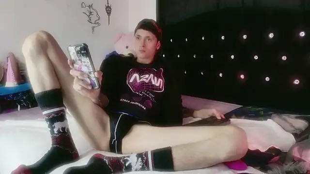 Tyler cat online show from 03-27-26, 01:25