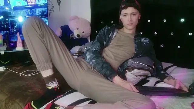 Tyler cat online show from 11-24-25, 11:49