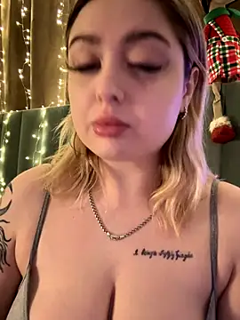 KellyMoors online show from 12-20-25, 01:41