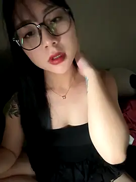 Snapshot of Linh5790 chatting on 10-19-25, 04:59 Linh5790 online show from 10-19-25, 04:59