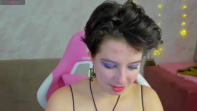 Sara Frayer online show from 12-22-25, 01:06