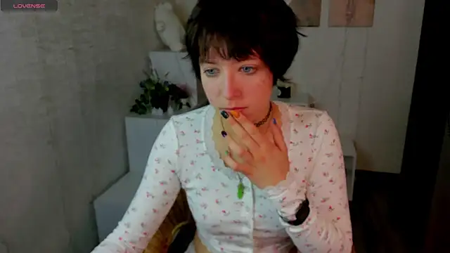 Sara Frayer online show from 10-08-25, 01:07