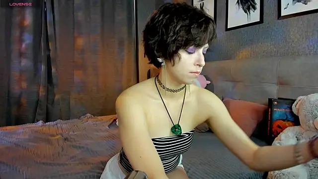 Sara Frayer online show from 10-28-25, 04:24