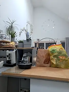 Snapshot of Vintermelon2 chatting on 02-19-26, 07:49 Vintermelon2 online show from 02-19-26, 07:49