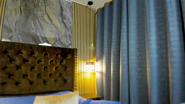 Nikki Vesper online show from 04-12-26, 04:43