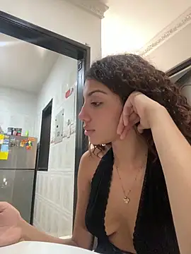 Snapshot of Azza__Slimene chatting on 10-20-25, 05:46 Azza Slimene online show from 10-20-25, 05:46