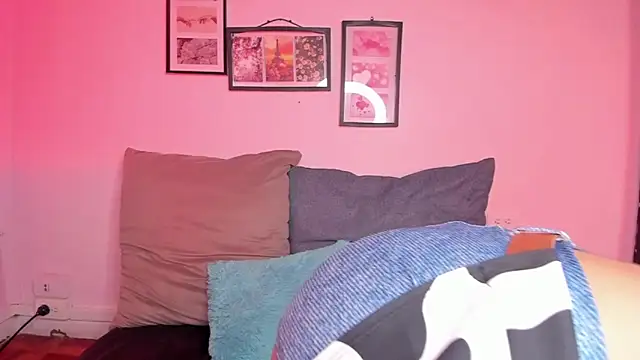 Alana Martinez  online show from 10-31-25, 01:30