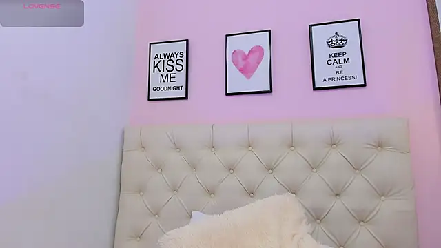 MiaStevenss online show from 10-22-25, 12:37