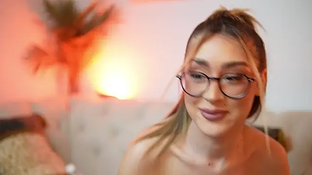 Snapshot of AileenKiss chatting on 07-18-26, 08:17 AileenKiss online show from 07-18-26, 08:17
