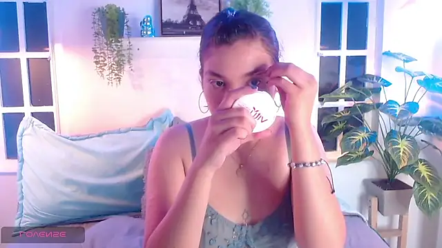 Snapshot of Viollet_C chatting on 10-12-25, 01:40 Viollet C online show from 10-12-25, 01:40