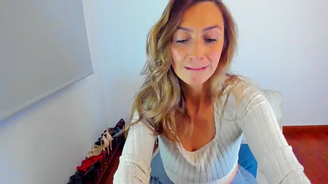 Snapshot of Velourmuse chatting on 06-19-26, 11:09 Velourmuse online show from 06-19-26, 11:09