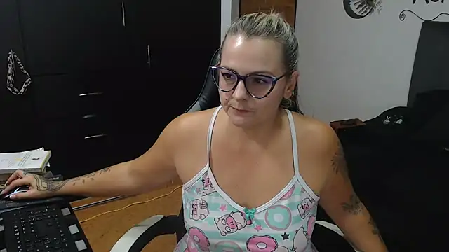 perlagoloza05 online show from 11-11-25, 02:50