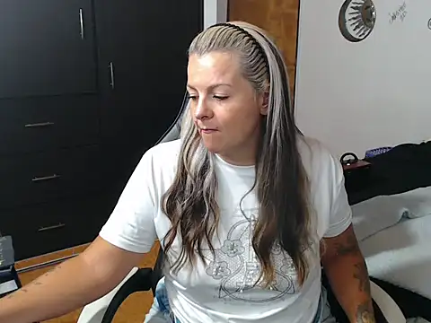 perlagoloza05 online show from 10-06-25, 03:29