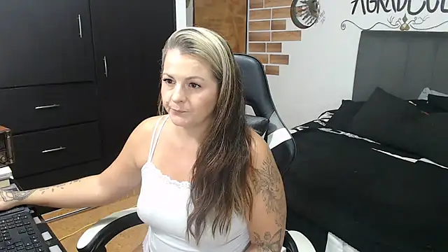 perlagoloza05 online show from 11-14-25, 03:21