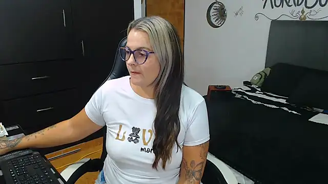 perlagoloza05 online show from 10-27-25, 03:18