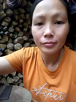 Snapshot of hanghuong chatting on 10-15-25, 12:31 hanghuong online show from 10-15-25, 12:31