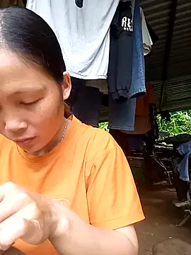 Snapshot of hanghuong chatting on 10-08-25, 12:56 hanghuong online show from 10-08-25, 12:56