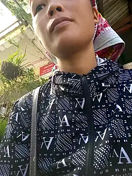 Snapshot of hanghuong chatting on 10-10-25, 03:18 hanghuong online show from 10-10-25, 03:18