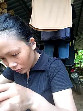 Snapshot of hanghuong chatting on 10-17-25, 12:14 hanghuong online show from 10-17-25, 12:14