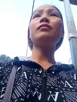 Snapshot of hanghuong chatting on 10-12-25, 12:01 hanghuong online show from 10-12-25, 12:01