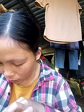 Snapshot of hanghuong chatting on 10-18-25, 01:07 hanghuong online show from 10-18-25, 01:07