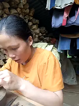 Snapshot of hanghuong chatting on 10-14-25, 06:47 hanghuong online show from 10-14-25, 06:47