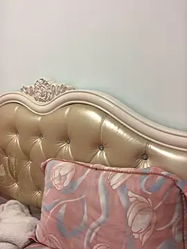 Snapshot of Mile-m chatting on 04-22-26, 12:23 Mile-m online show from 04-22-26, 12:23