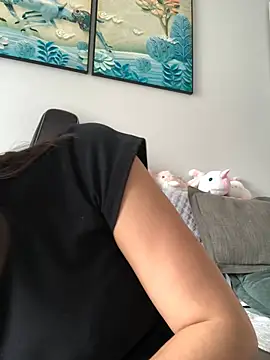 Snapshot of Mile-m chatting on 05-20-26, 04:42 Mile-m online show from 05-20-26, 04:42
