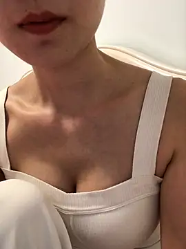 Snapshot of Mile-m chatting on 04-19-26, 11:33 Mile-m online show from 04-19-26, 11:33