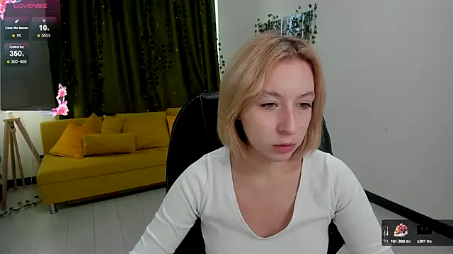 Snapshot of Emma_Garcias chatting on 10-17-25, 11:23 Emma Garcias online show from 10-17-25, 11:23