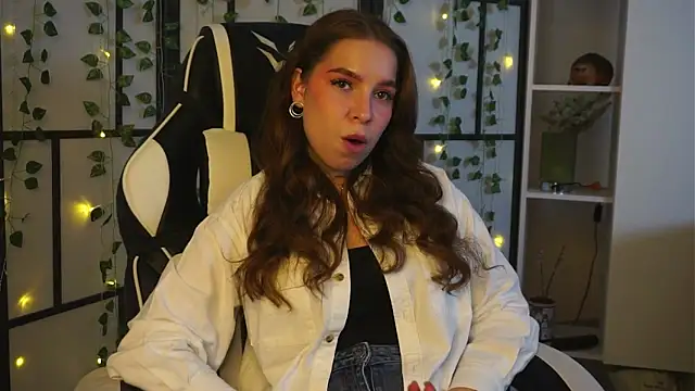 Snapshot of ToniaRoehr chatting on 10-08-25, 05:35 ToniaRoehr online show from 10-08-25, 05:35