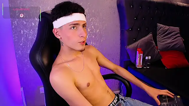 Snapshot of MateoMitchell chatting on 12-15-25, 05:35 MateoMitchell online show from 12-15-25, 05:35