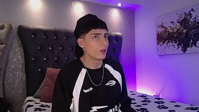 Snapshot of MateoMitchell chatting on 11-07-25, 05:01 MateoMitchell online show from 11-07-25, 05:01