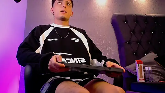 Snapshot of MateoMitchell chatting on 12-22-25, 10:32 MateoMitchell online show from 12-22-25, 10:32