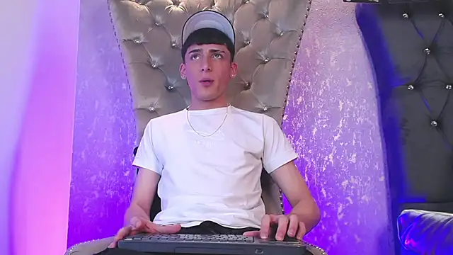 Snapshot of MateoMitchell chatting on 10-18-25, 05:20 MateoMitchell online show from 10-18-25, 05:20