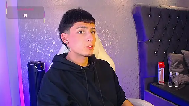 Snapshot of MateoMitchell chatting on 12-18-25, 05:01 MateoMitchell online show from 12-18-25, 05:01