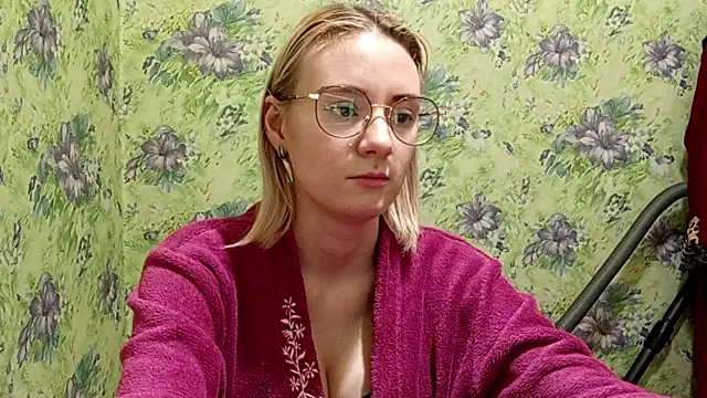 Snapshot of _SwimmyGrl_ chatting on 10-23-25, 01:21 SwimmyGrl online show from 10-23-25, 01:21