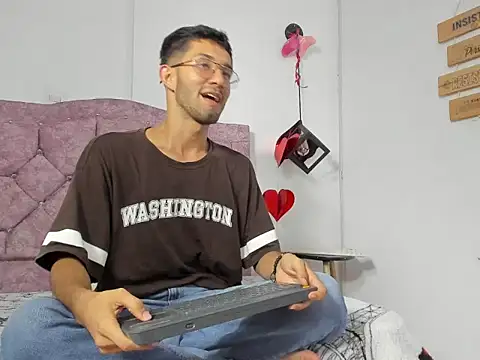 Snapshot of ianthompsoncut chatting on 10-10-25, 11:16 ianthompsoncut online show from 10-10-25, 11:16