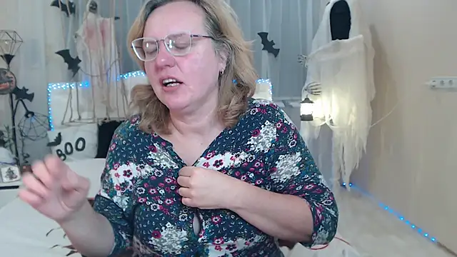 VestaWoody online show from 10-17-25, 06:28