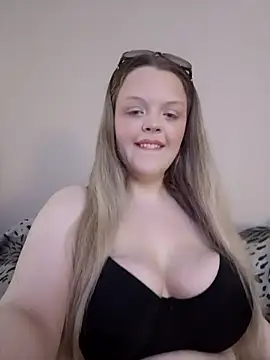 Snapshot of AuroraMaexox chatting on 10-08-25, 01:01 AuroraMaexox online show from 10-08-25, 01:01